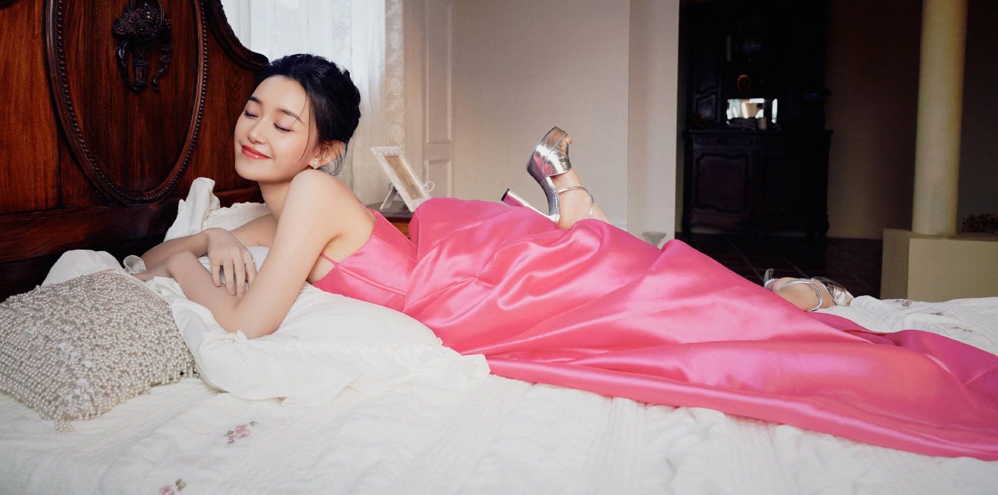 蒋依依，玫瑰吊带长裙，高贵的公主美人