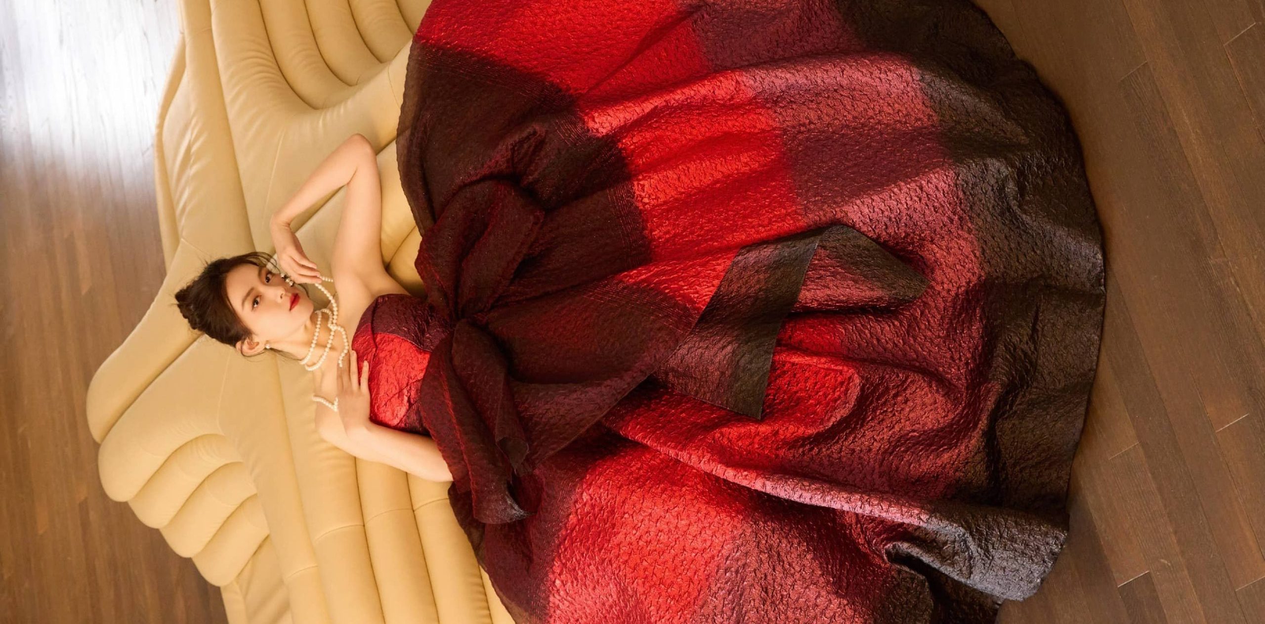 陈昊宇，红色抹胸裙，热烈迷人