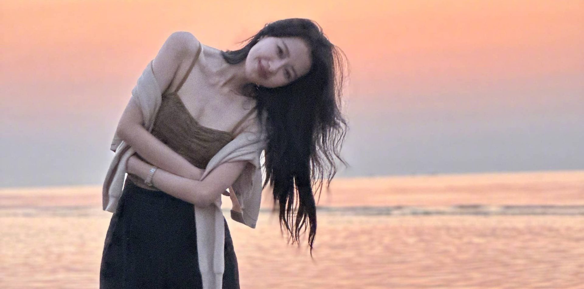 孙怡：夏日海滩吊带
