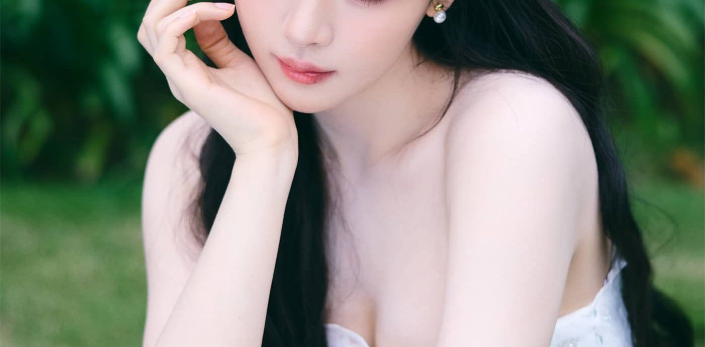 杨超越：一身纯白短裙，清新甜美