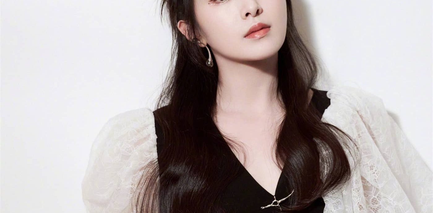 张含韵，边人黑纱裙