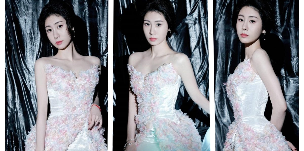 张碧晨壁纸：蕾丝抹胸，斑斓溢彩