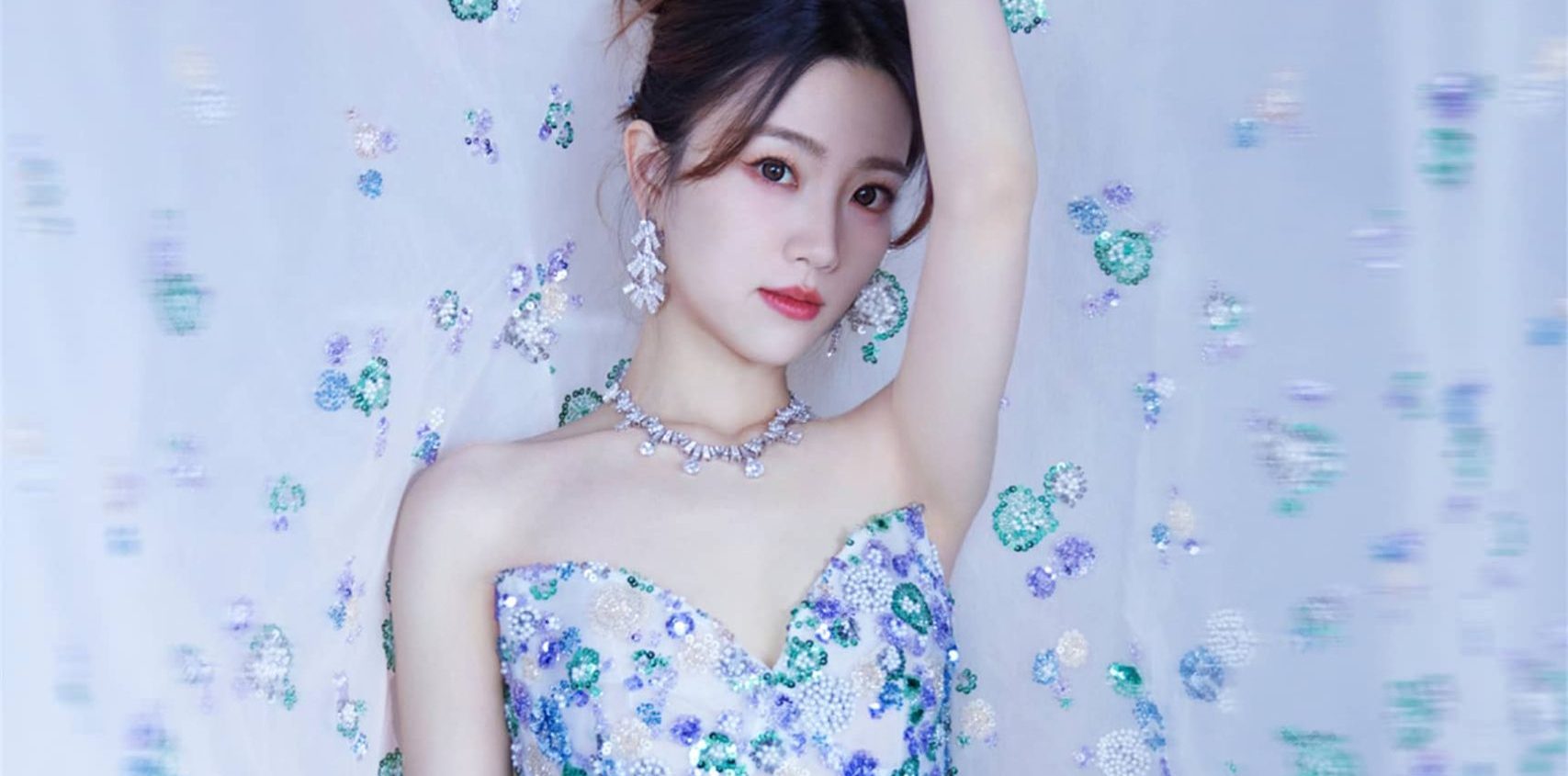 张纯烨，碎花裙小姐姐好迷人