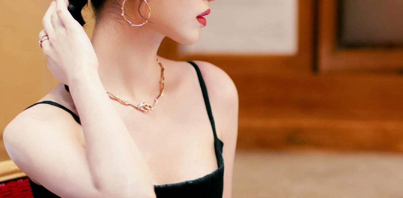 杨采钰，蝴蝶刺绣镶钻连衣裙