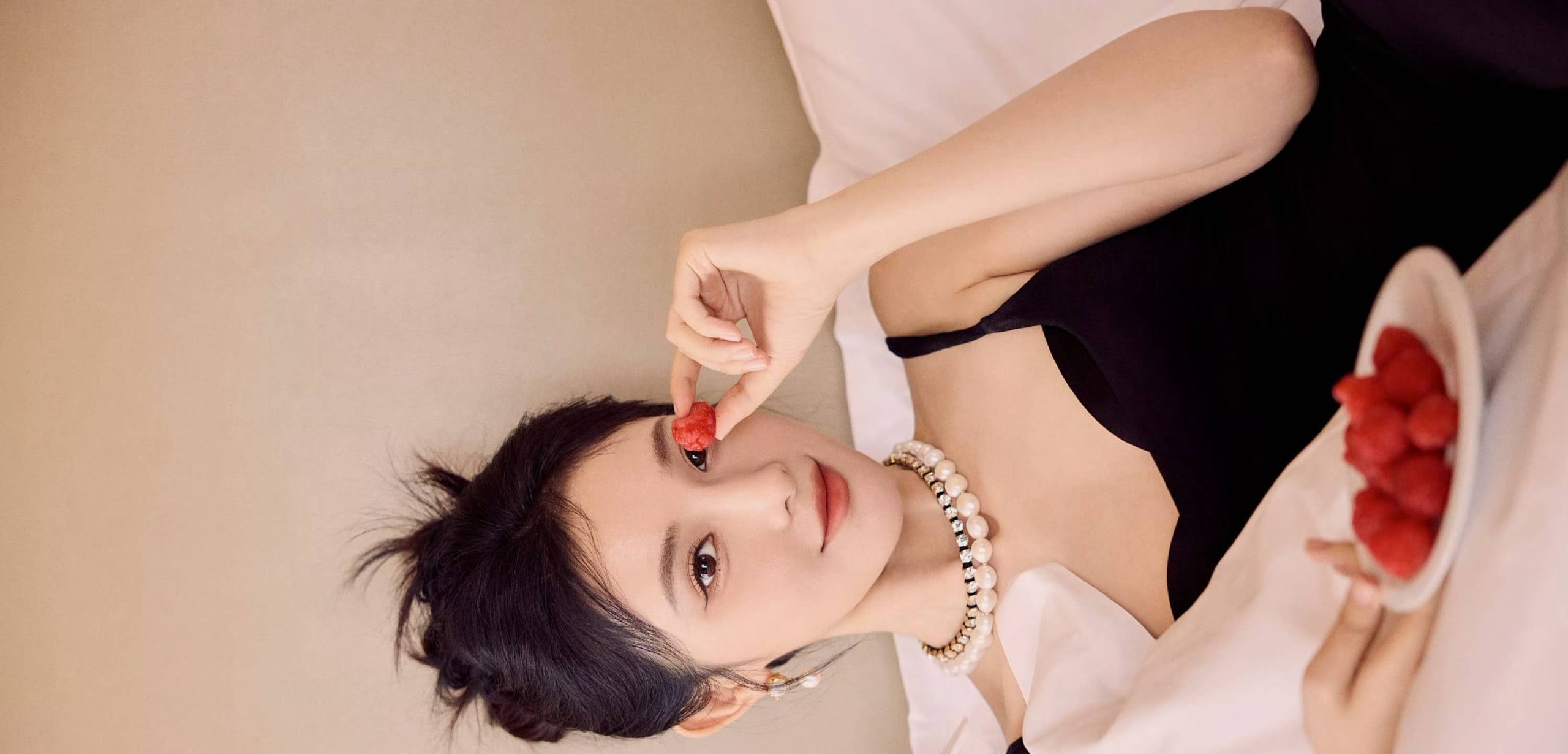 彭小苒黑色吊带裙