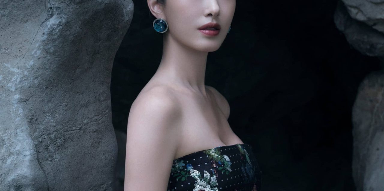 杨采钰：深邃黑调，璀璨典雅