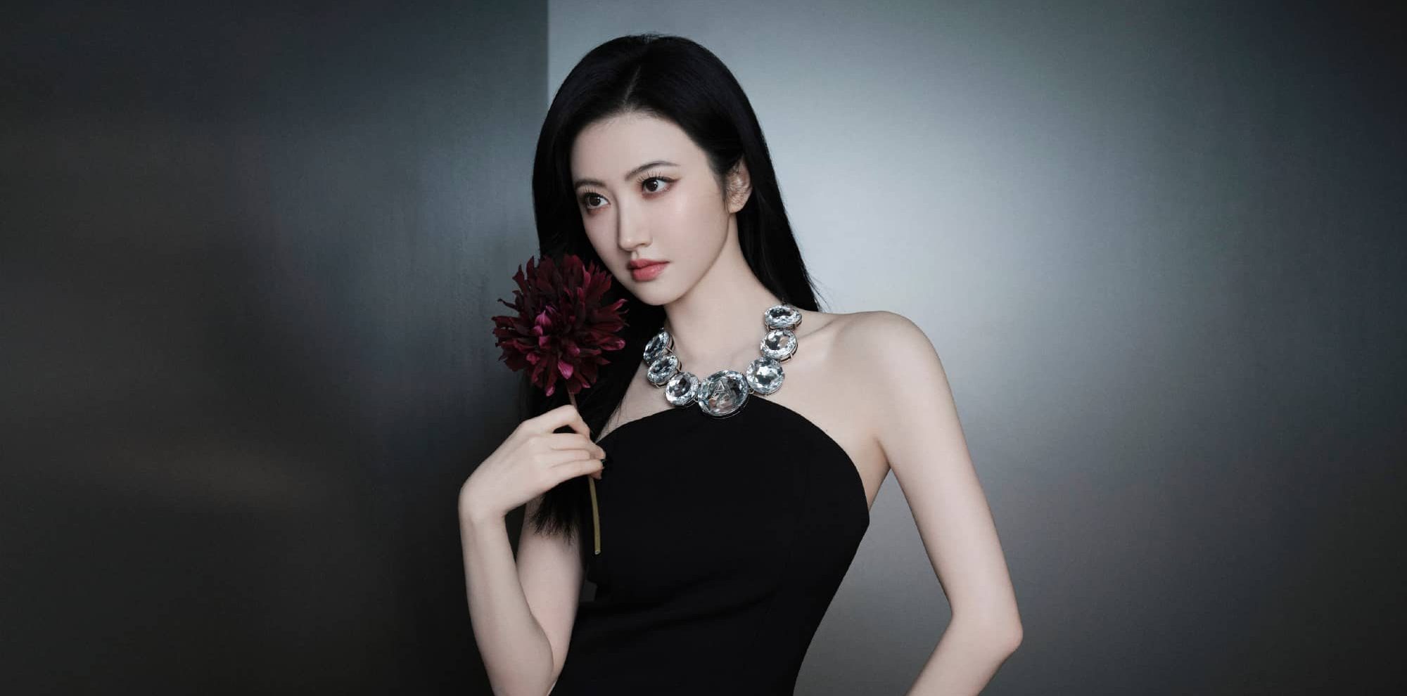 景甜：黑裙柔美，高跟轻踏，步步生莲
