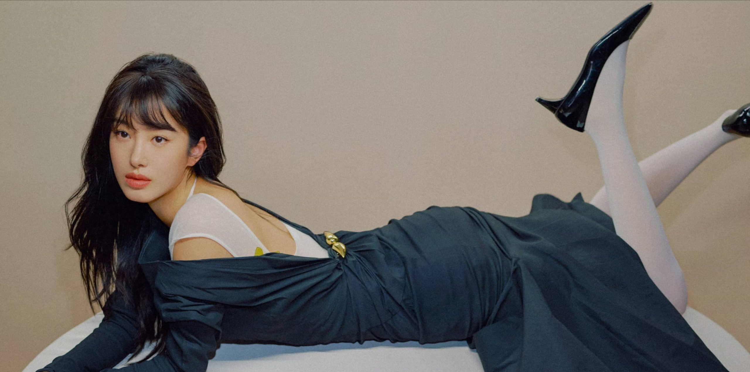 杨采钰写真壁纸：一组丝袜美腿妆造