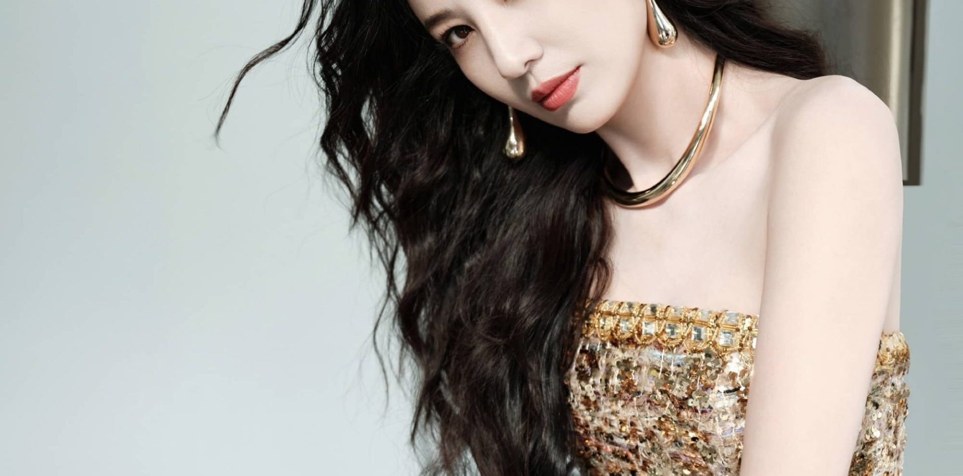 郑希怡晚宴美图上线：流光倾泻，金辉熠熠