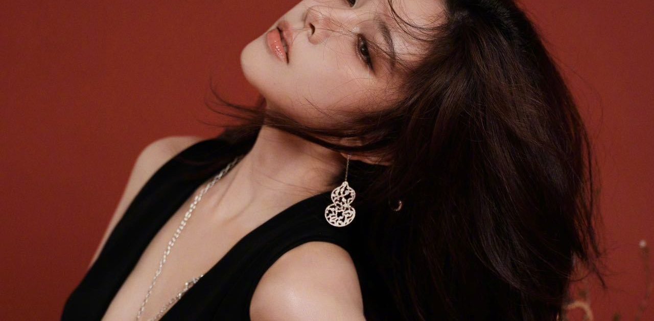 宋妍霏，黑色镂空长裙造型