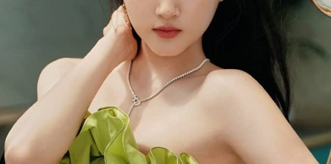 关晓彤穿搭壁纸：绿色燕尾裙浪漫迷人