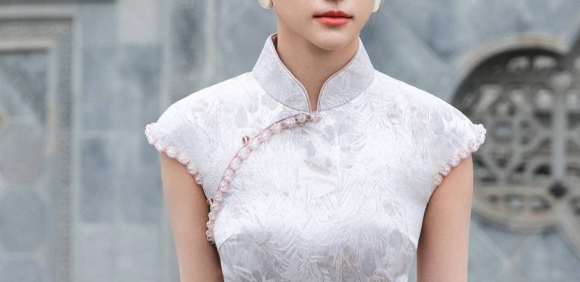 何超莲这颜值身材，和旗袍很适配