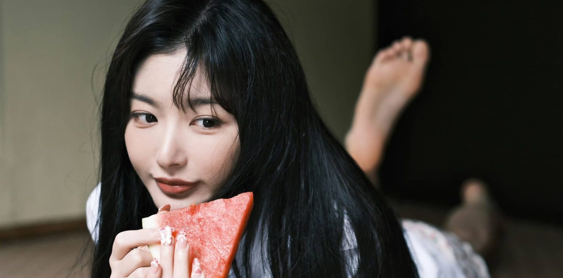 孔雪儿，白衣甜美私服光脚丫写真