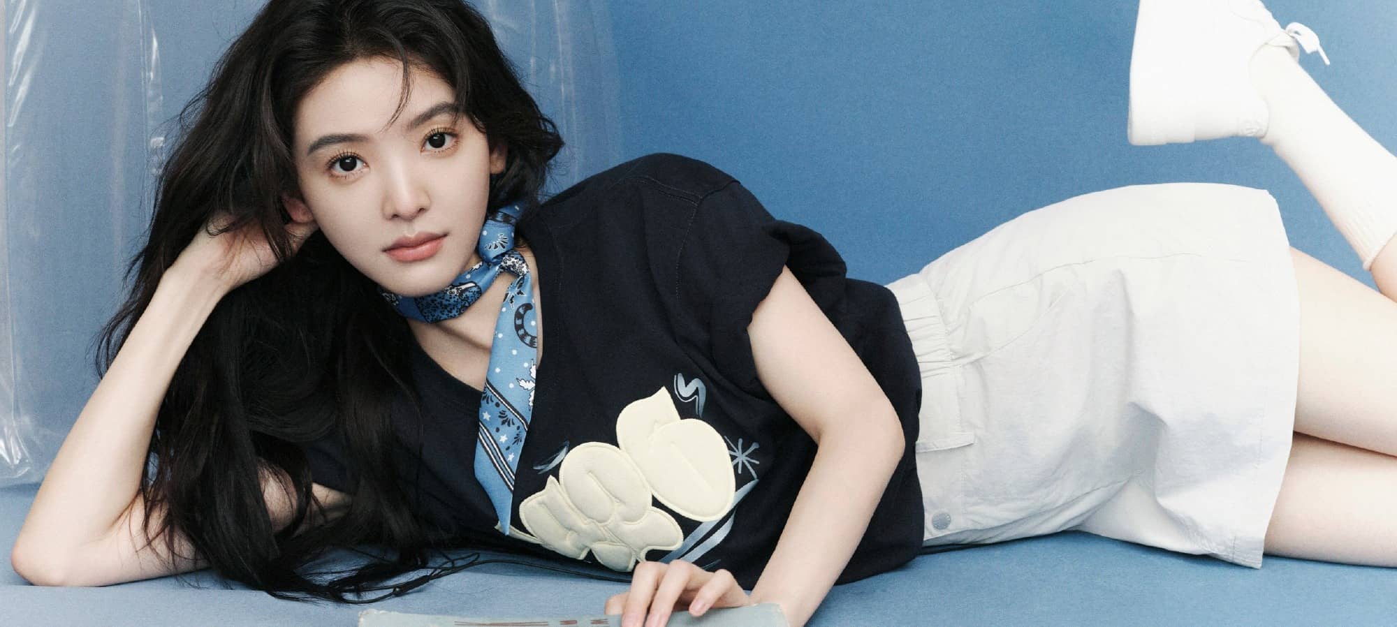 章若楠穿搭壁纸，绚烂的旋律，发丝也温柔