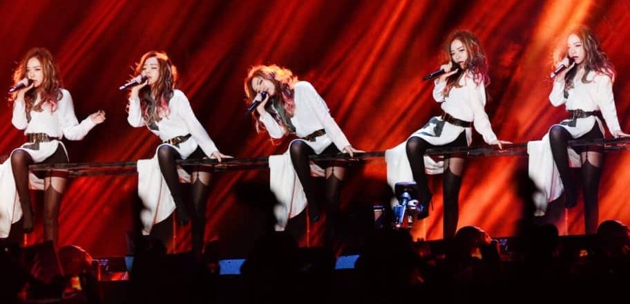 张靓颖壁纸：丝袜妆造大长腿