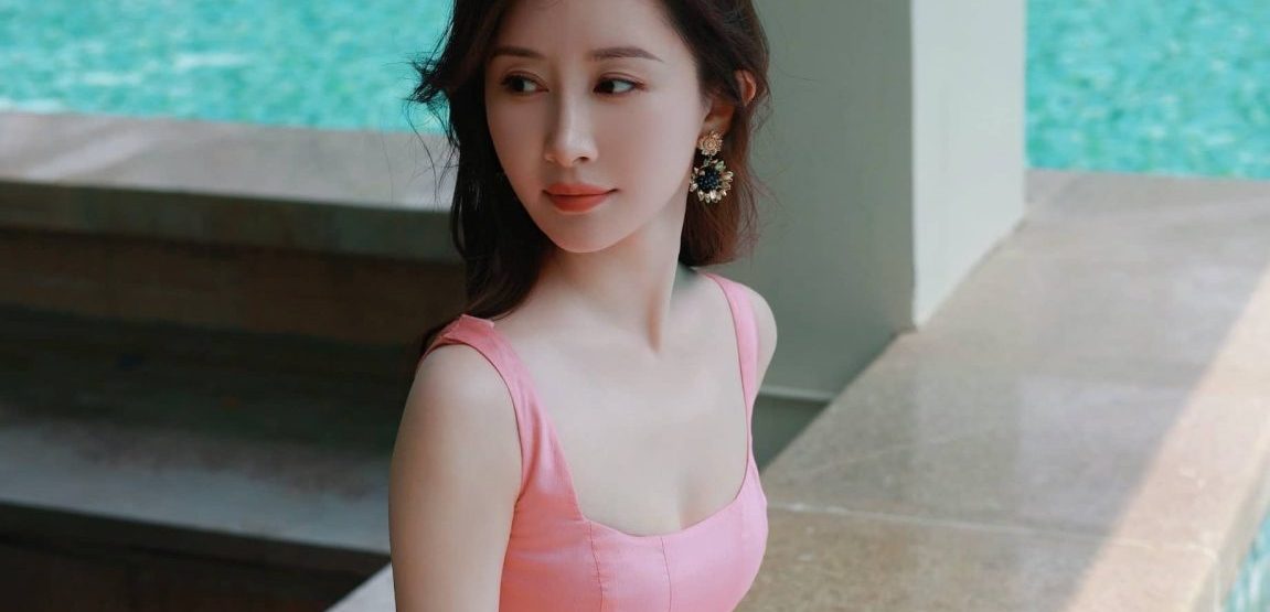 舒畅穿搭壁纸，粉色裙摆，夏日温柔