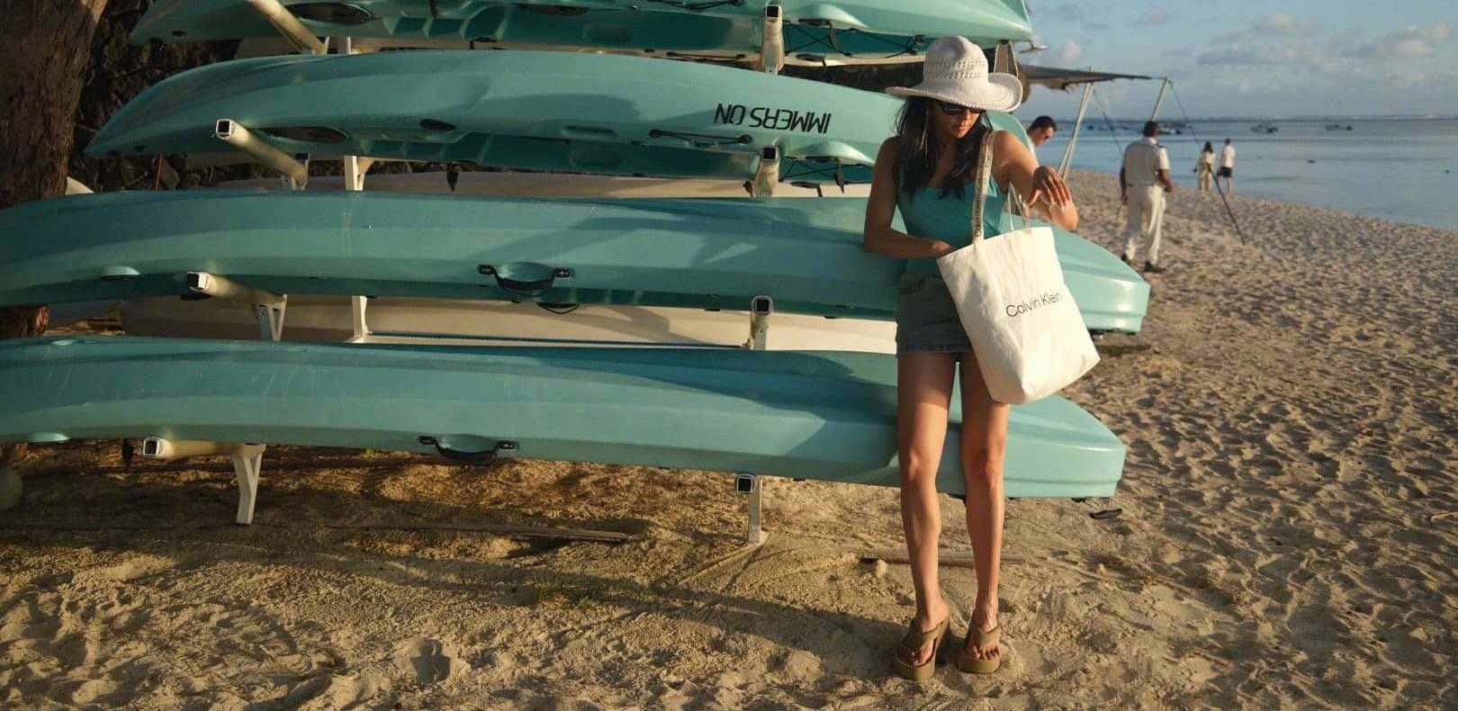 赵奕欢，海滩美拍，肤色真健康