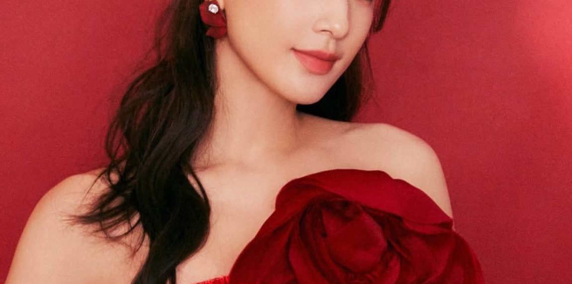 黄圣依红色亮片短裙大长腿穿搭壁纸