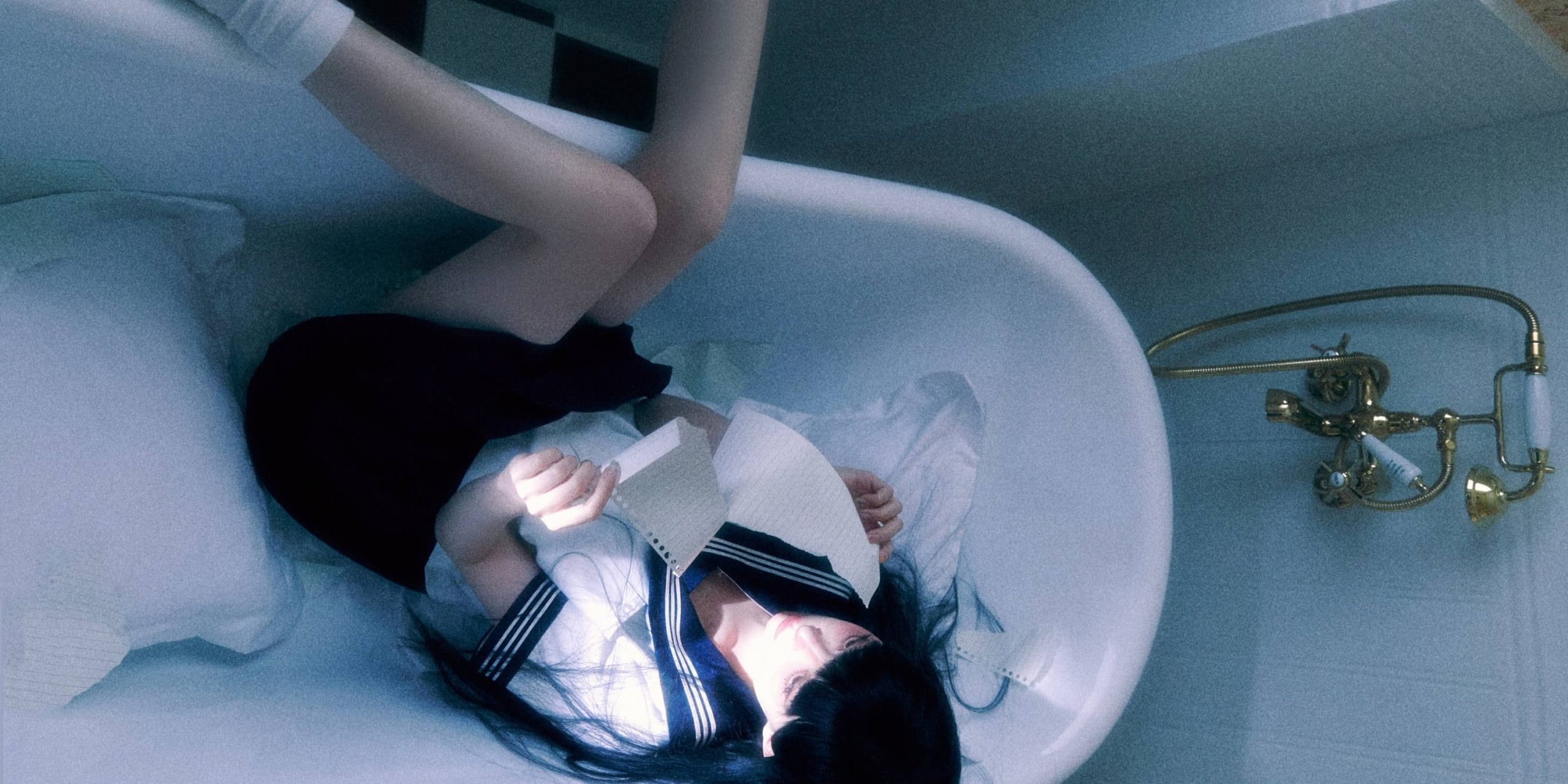 汪小敏浓颜黑白穿搭，诠绎“怪诞学姐”