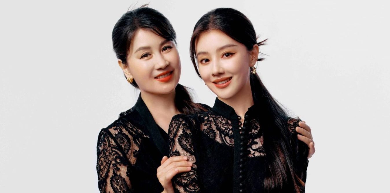 王鹤润母女合照，这是“姐妹花”吧？