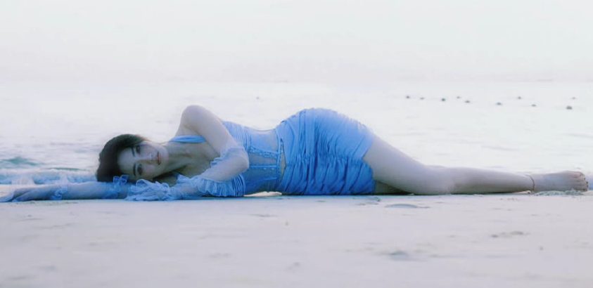 徐璐海边仙气大片，宛如淡蓝色的美人鱼