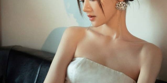 任敏，白色抹胸搭配流苏短裙