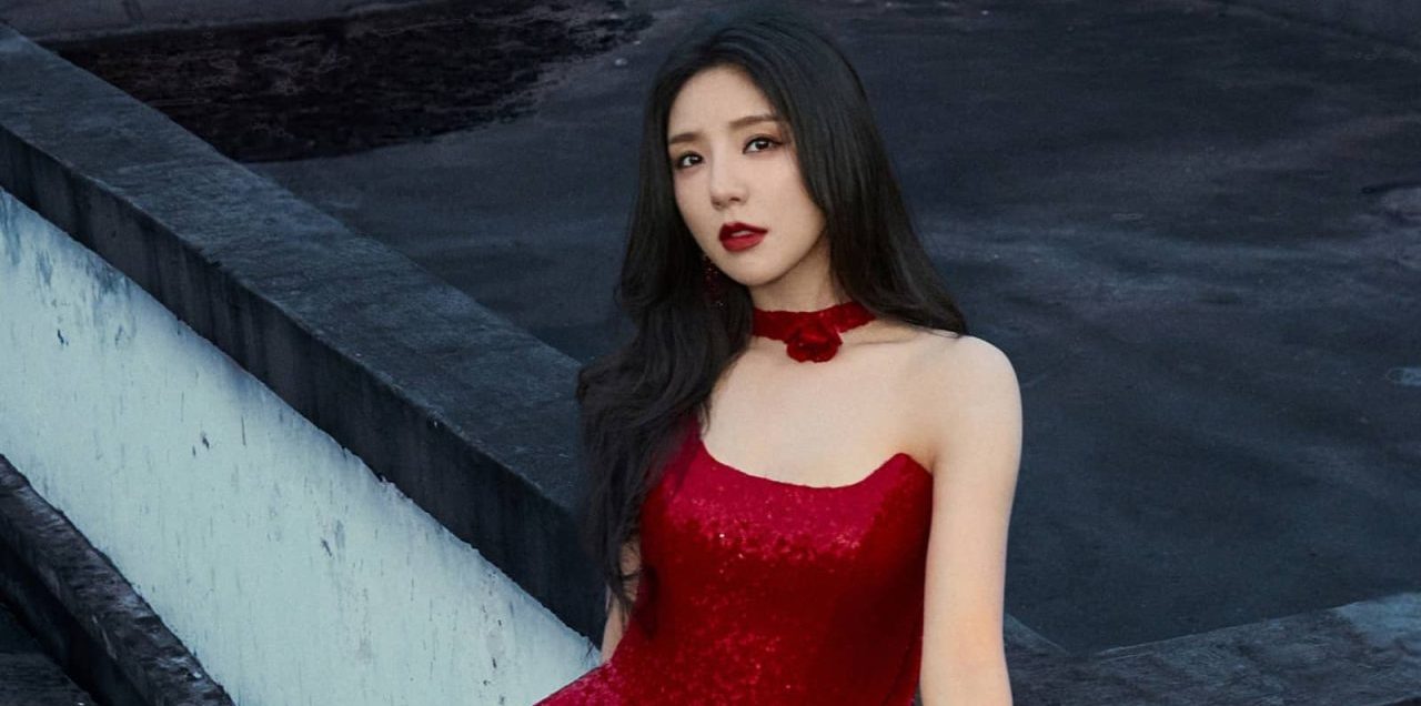 赵奕欢红宝石抹胸裙，浓颜值热烈浪漫出彩