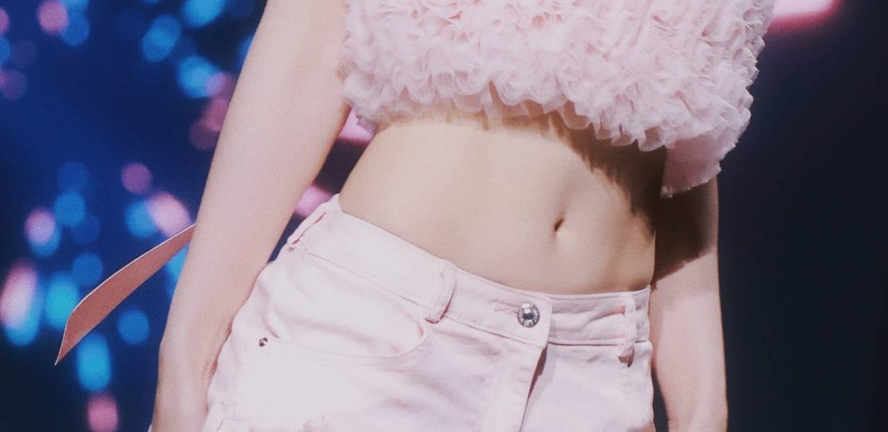 许杨玉琢露脐装舞台，淡纱穿搭曼妙甜美