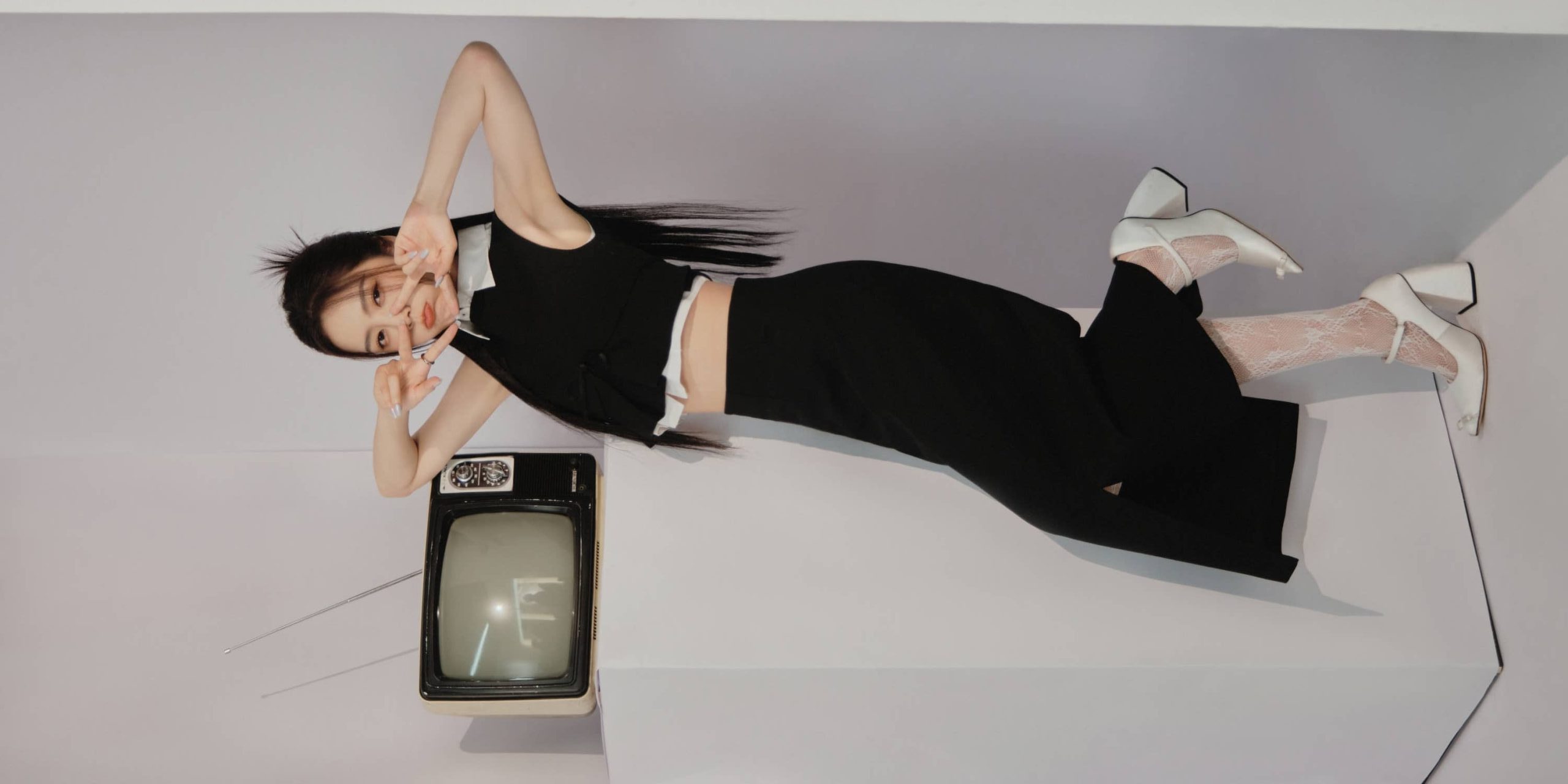 蔡文静，黑裙搭配白色绣花渔网袜，甜美治愈