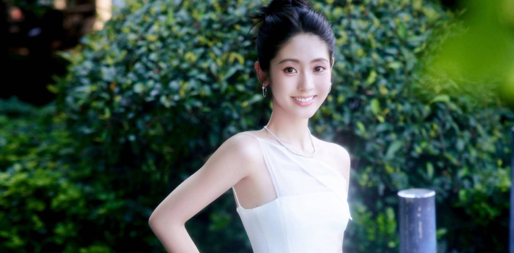 邢菲，一身白色抹胸裙，静谧之秋格调流转