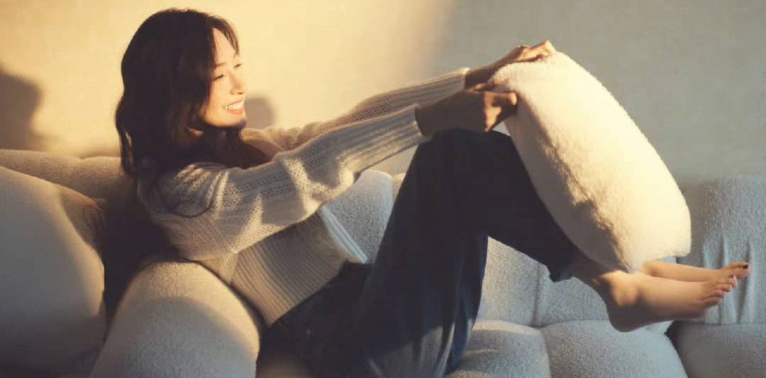 马凡舒居家写真，长发毛衣牛仔好治愈温柔