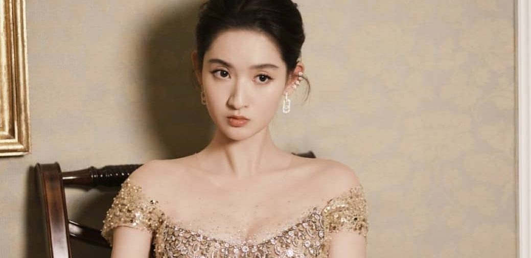 王玉雯穿搭壁纸，鎏金纱裙红毯造型