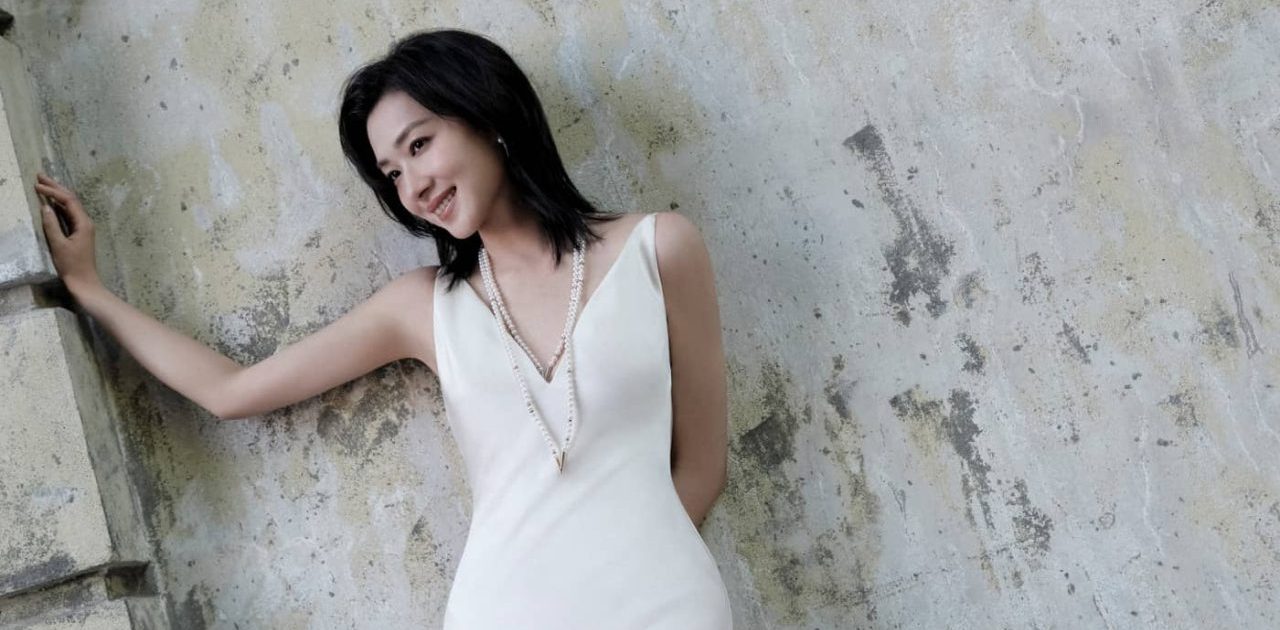 万茜，随性短发，白色露背长裙，优雅生姿