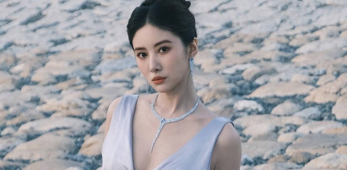 吴优，缎面丝质礼裙，珠宝点缀，贵气优雅