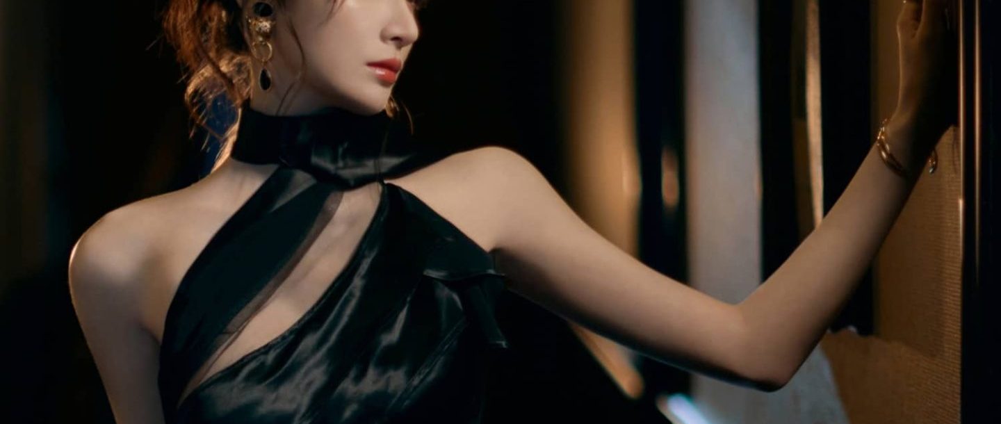 隆妮，一身黑色礼裙，优雅精致