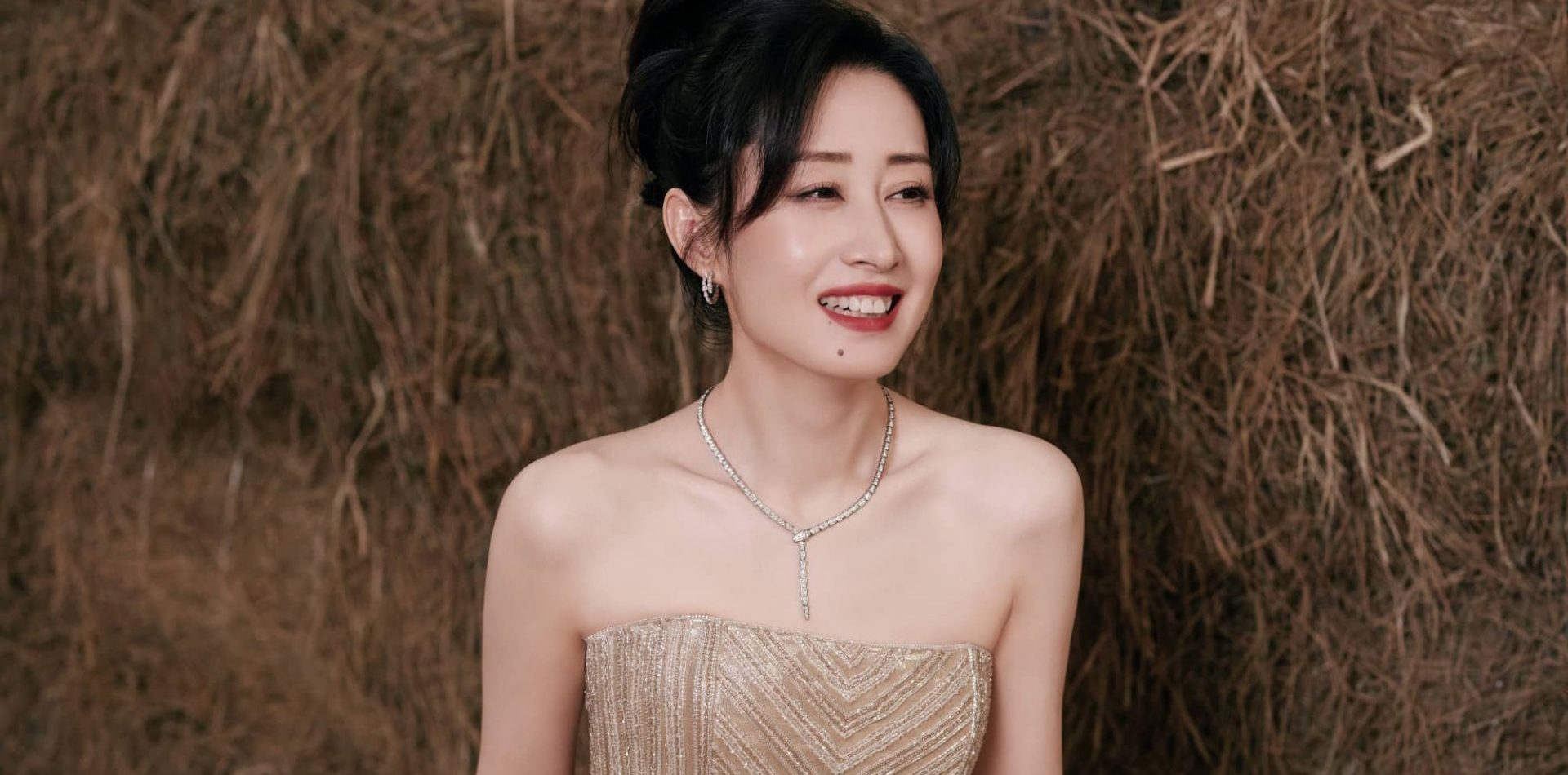 刘敏涛大姐姐，鎏金抹胸裙，曼妙柔美