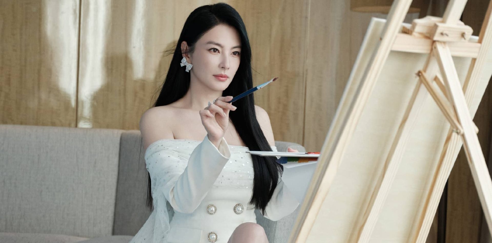 张雨绮抹胸纱裙，化身优雅小画家