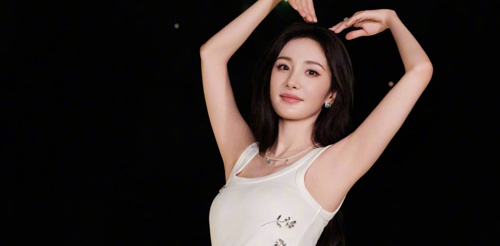 杨幂生日壁纸：白裙轻盈，少女感满满