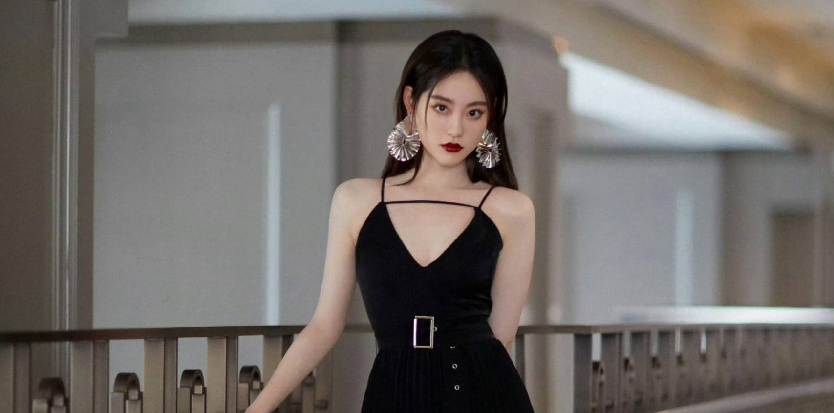 祝绪丹，黑色吊带冷酷柔美