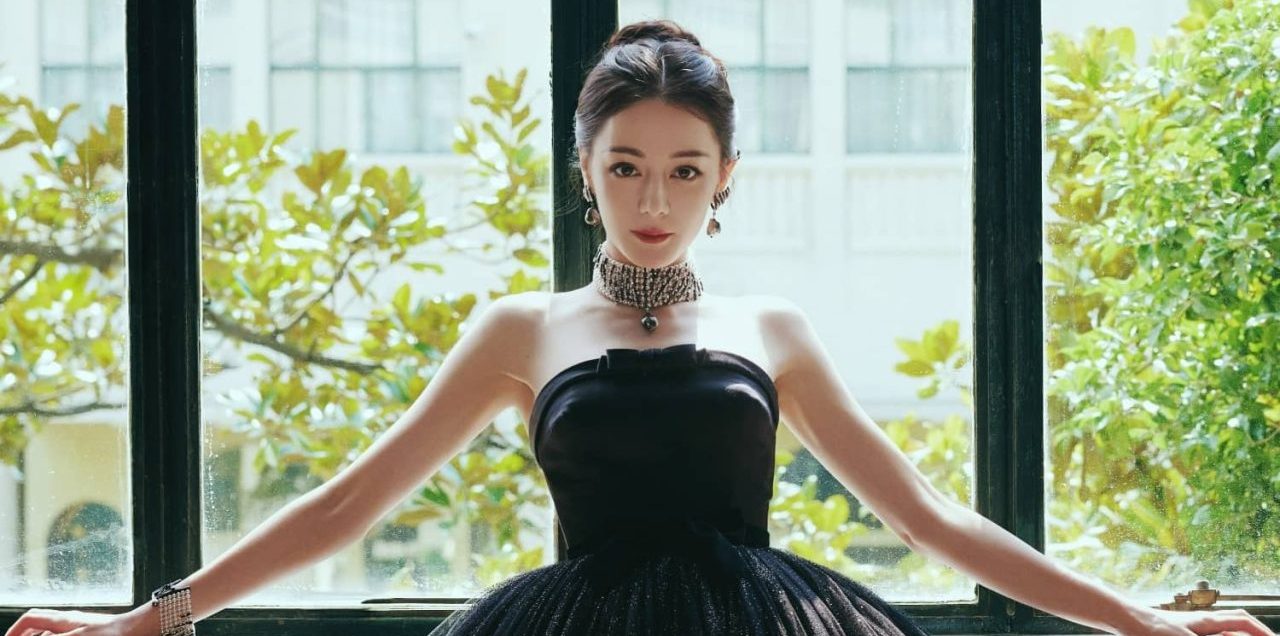 迪丽热巴，精致迷人的黑天鹅