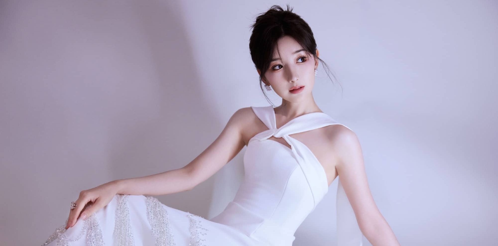 毛晓彤秋日的浪漫：陷入一场纯白色的梦境