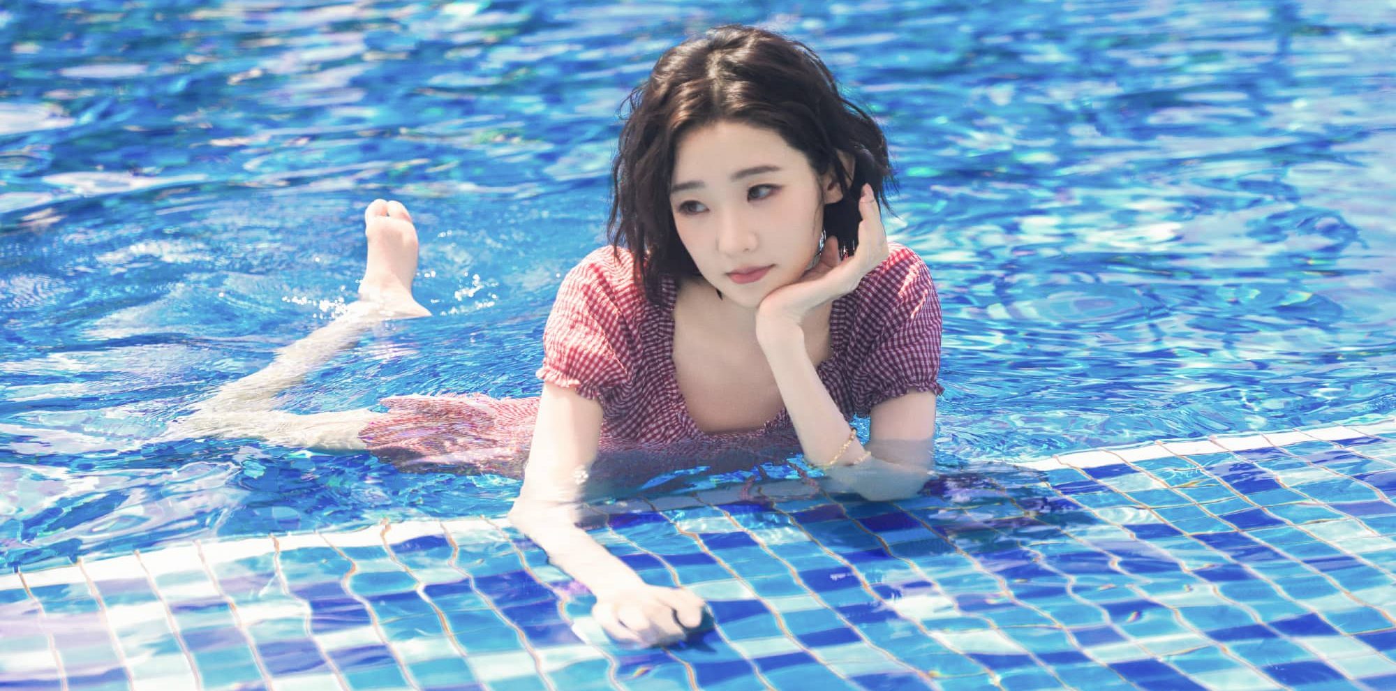 张艺凡光脚丫妆造美图集