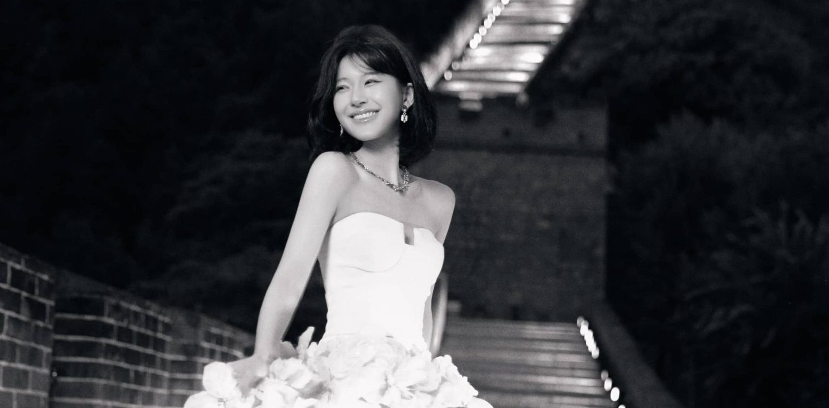 赵露思紫衣优雅大片：静谧初秋，繁花簇拥