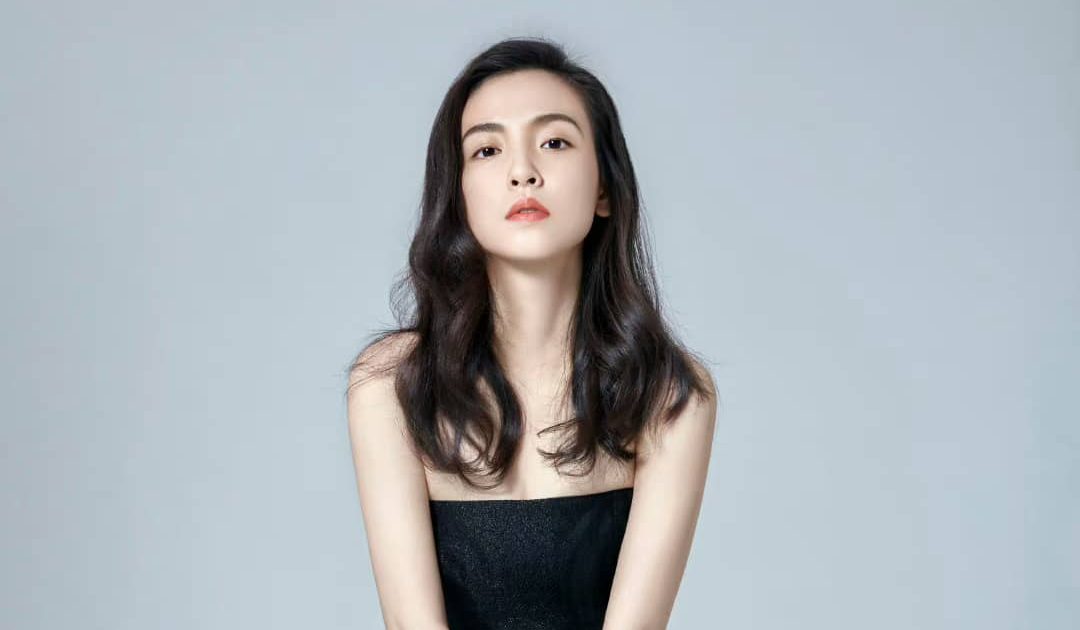 吴倩姐姐穿黑纱裙，挺有气质呢