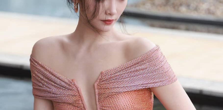 许佳琪壁纸：金红色抹胸裙，尽显婀娜姿态