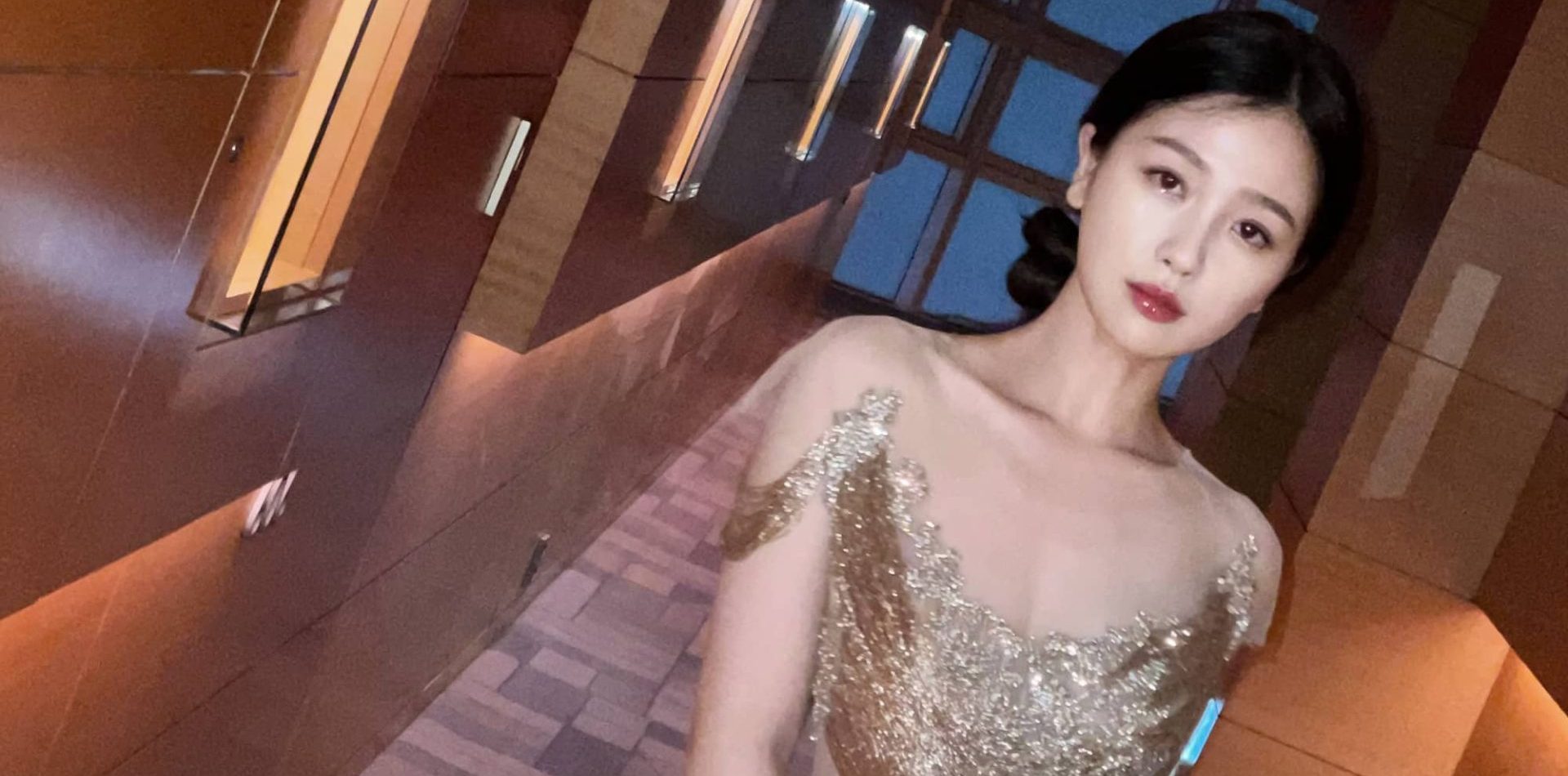 虞书欣水光妆，金灿灿闪闪亮，柔美吸睛