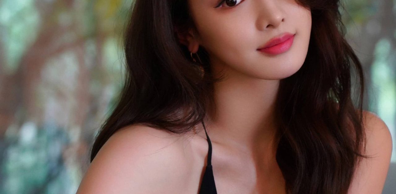 彭小苒卷发黑色吊带裙大片