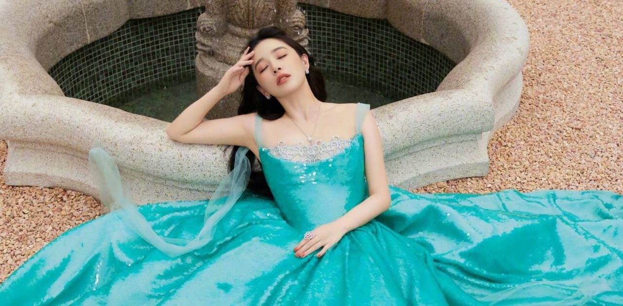 阚清子少女写真：蓝绿blingbling礼服，养眼迷人