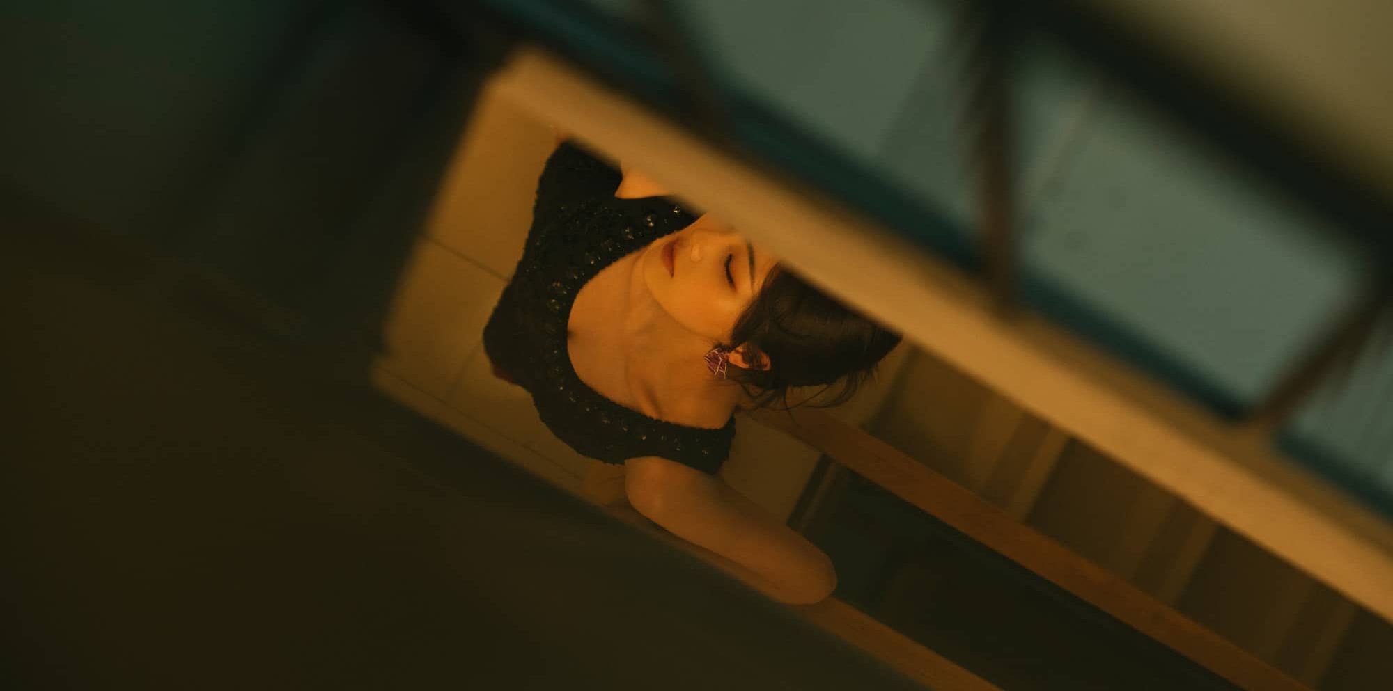 白鹿：黑色露背长裙，浪漫复古，妩媚动人