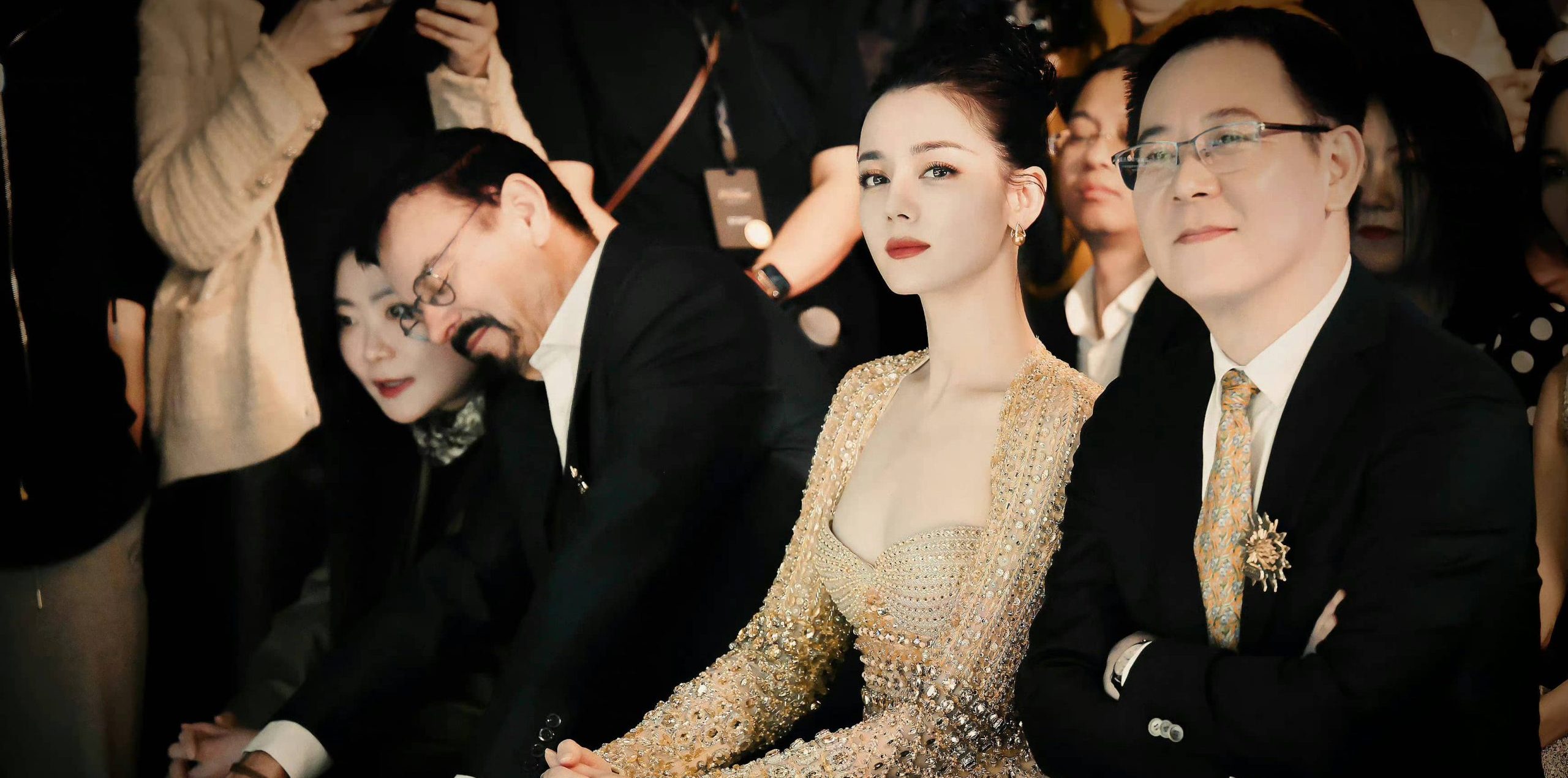 迪丽热巴：金色幻影，柔美婀娜